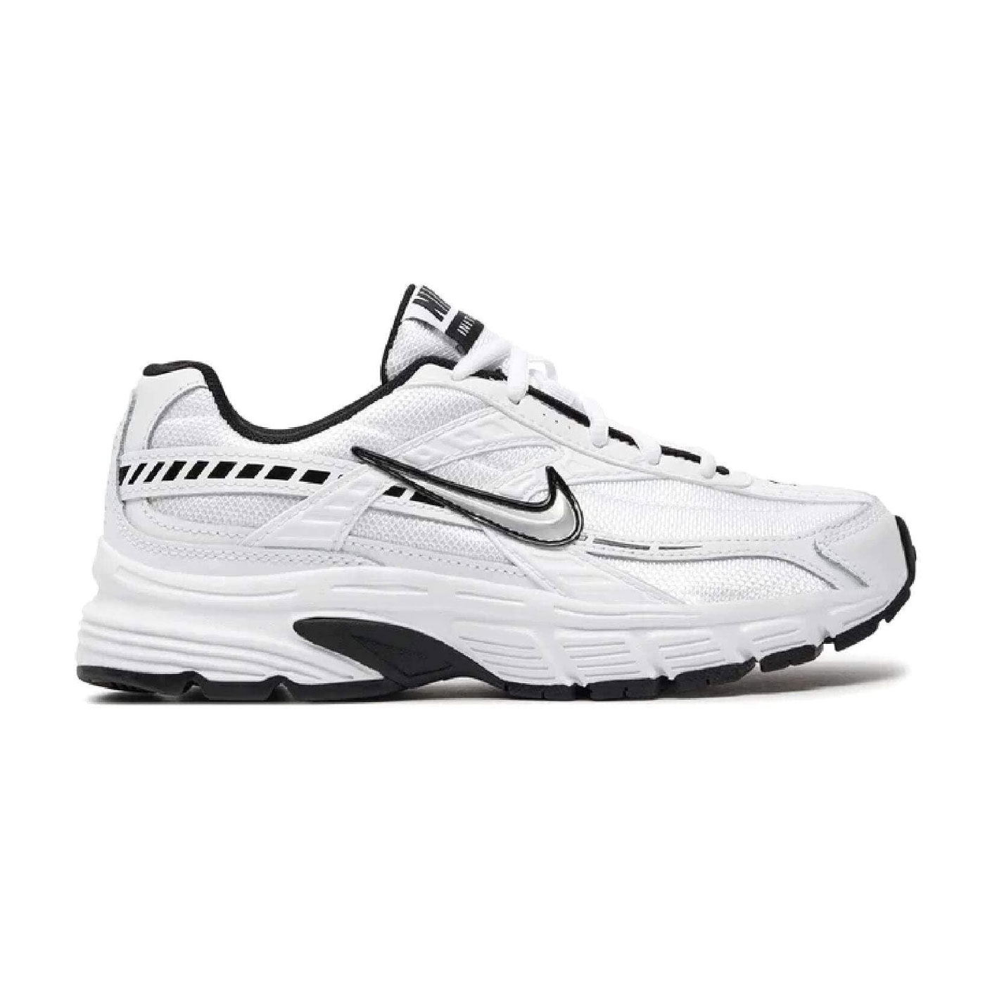 nike-initiator-silver-white خرید کتونی نایک مدل Initiator زنانه سفید نقرهای متالیک با طراحی رانینگ کلاسیک، رویه مش تنفسپذیر و زیره نرم. انتخابی سبک، راحت و مناسب استایل روزمره. همین حالا سفارش دهید.